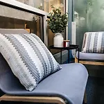 Seaside Serenity - Chic Santa Monica Studio