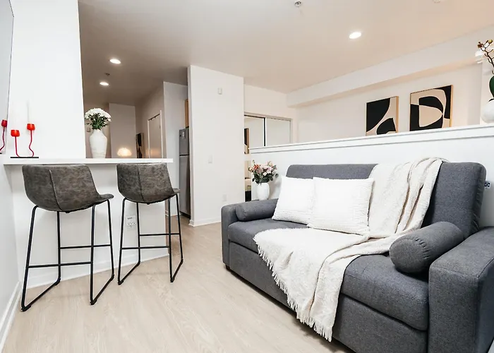 Seaside Serenity - Chic Santa Monica Studio
