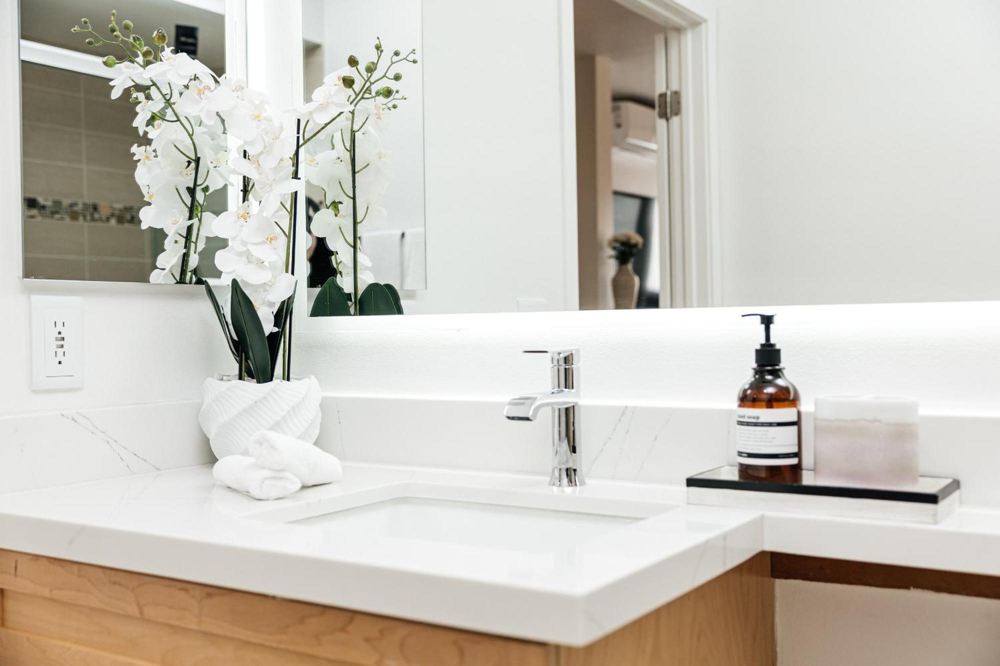 Seaside Serenity - Chic Santa Monica