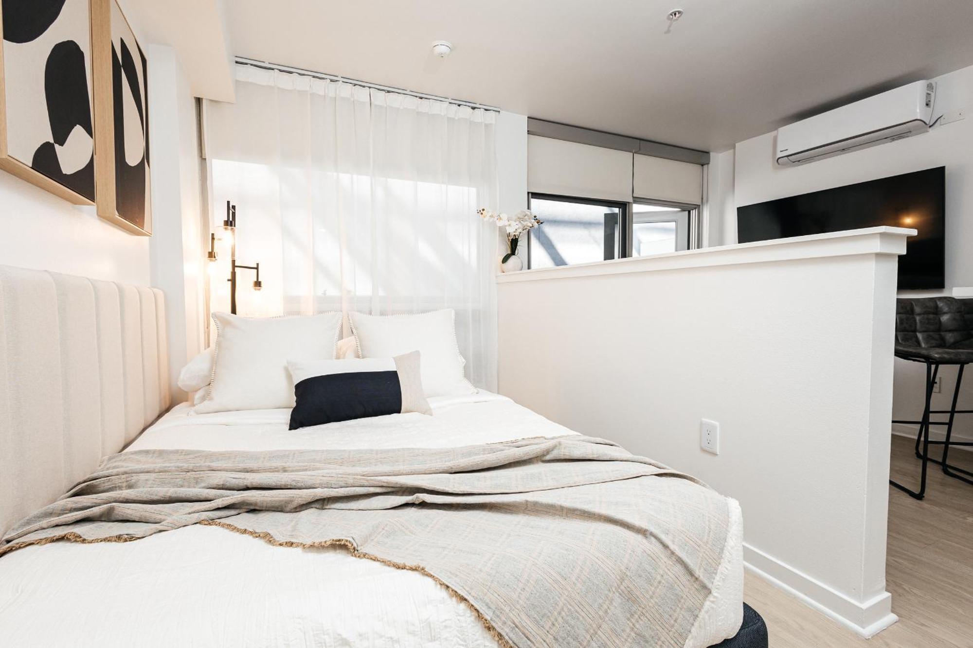 Apartment Seaside Serenity - Chic Santa Monica