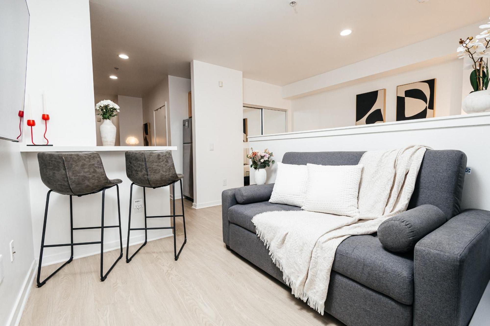 Seaside Serenity - Chic Santa Monica Apartment